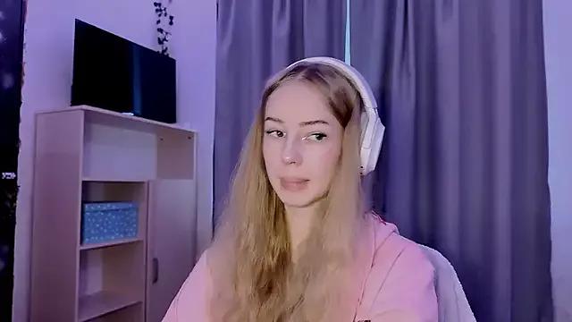 LunaCrave from StripChat is Freechat