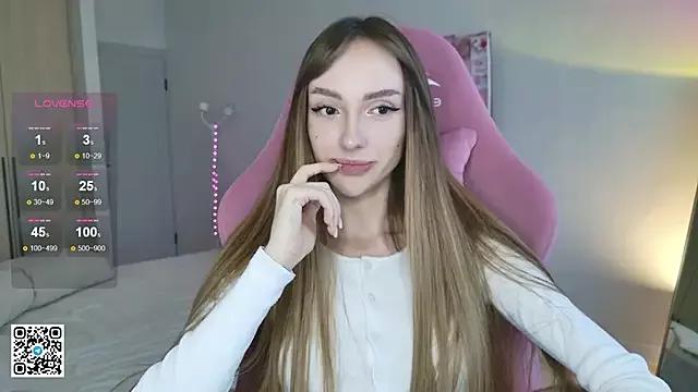 Lunainnk from StripChat is Freechat