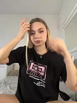 LunaMillie from StripChat is Freechat