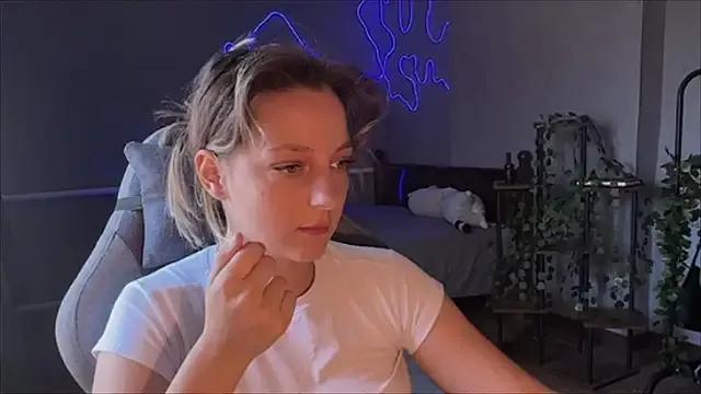 LunaShelter from StripChat is Freechat