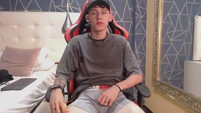 MikeBeneflek from StripChat is Freechat