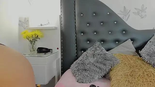 Miranda_Foxx from StripChat is Freechat