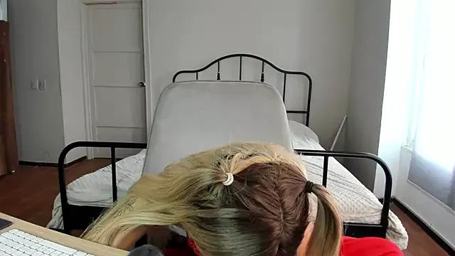 miw_kitty from StripChat is Freechat