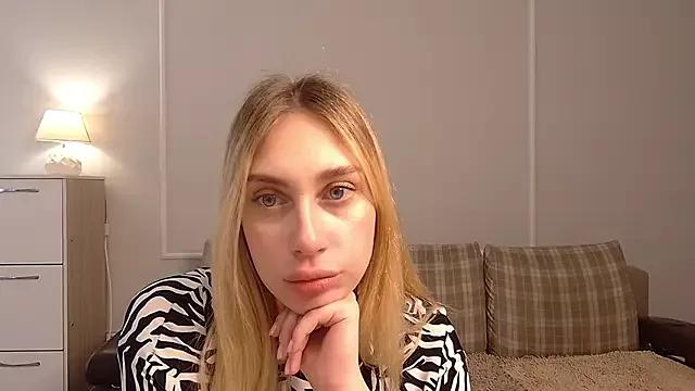 Mollycloseup from StripChat is Freechat