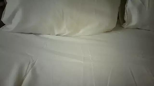 NaughtyMrsKnox from StripChat is Freechat