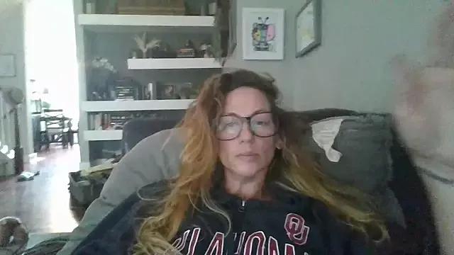 Rhodesxox from StripChat is Freechat