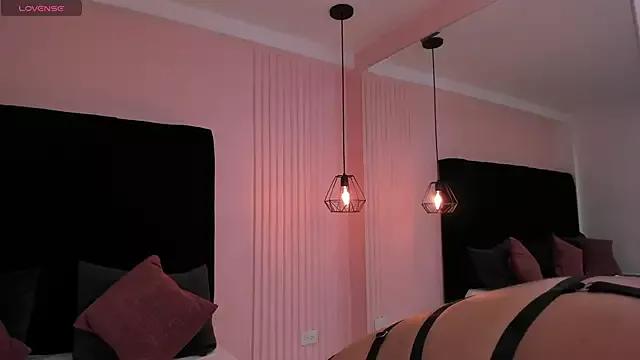 roxanne_adamss from StripChat is Freechat
