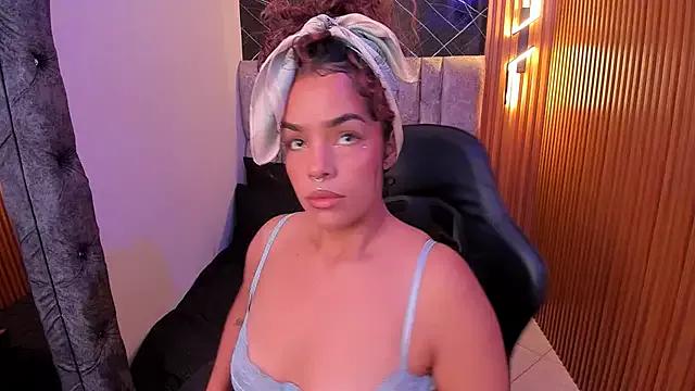 roxanne_dl from StripChat is Freechat