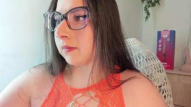 Roxxanne_Bail from StripChat is Freechat