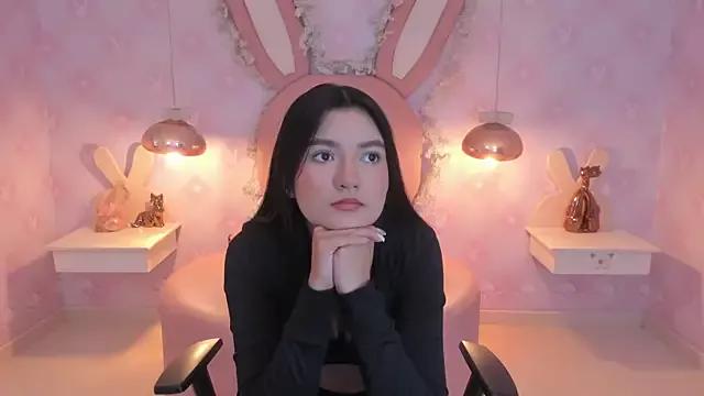 Saraa_Skinny from StripChat is Freechat