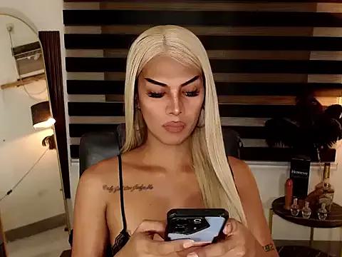 SarahAmber from StripChat is Freechat