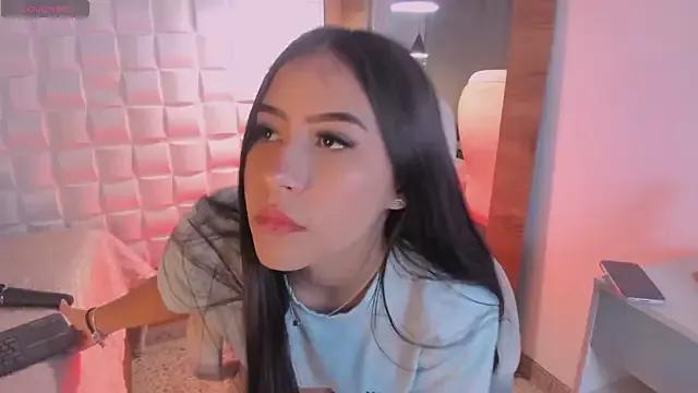 Scarlett_Kiiss from StripChat is Freechat