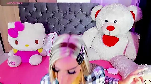 SexyJuliaa01 from StripChat is Freechat