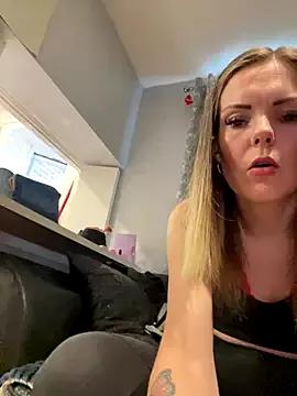 SexyLoLoUK from StripChat is Freechat