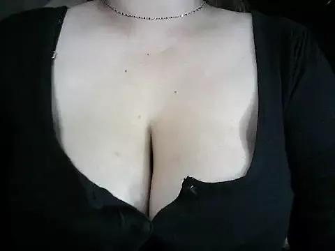 SquirtSellene18 from StripChat is Freechat