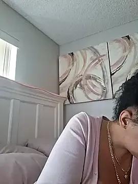 sweetnjuicyyy from StripChat is Freechat