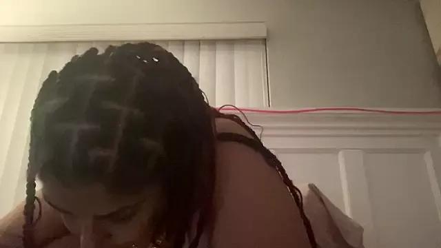sweetnjuicyyy from StripChat is Freechat