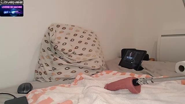 sweetstrawberry77700 from StripChat