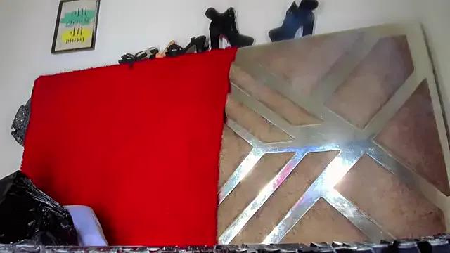 Taniadollgolden from StripChat is Freechat