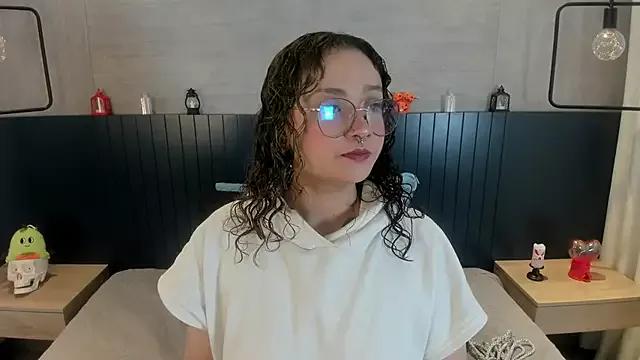 tara_black from StripChat is Freechat