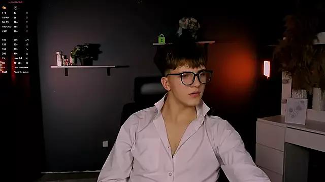 travis_wolf_ from StripChat is Freechat