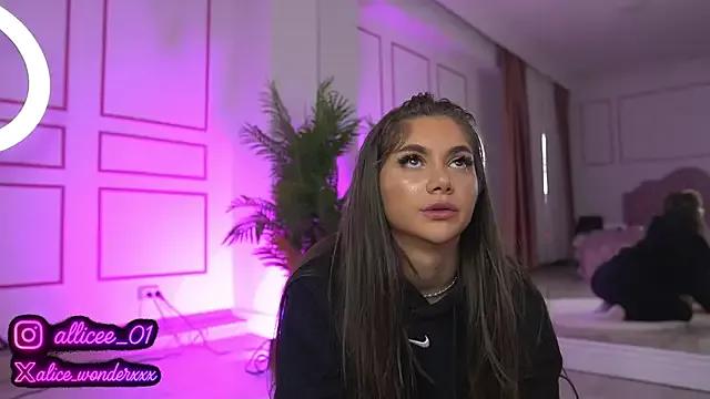 VanessaSimon from StripChat is Freechat