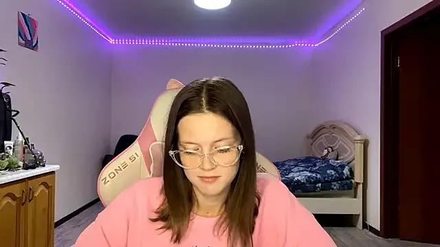 VibeQueenLucy from StripChat is Freechat