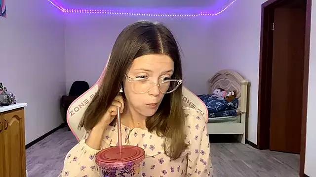 VibeQueenLucy from StripChat is Freechat
