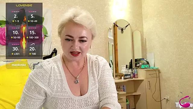 Viki100paradise from StripChat is Freechat