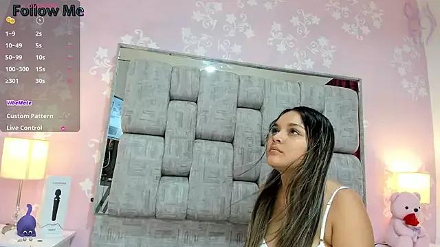 Wonderkloe_ from StripChat is Freechat