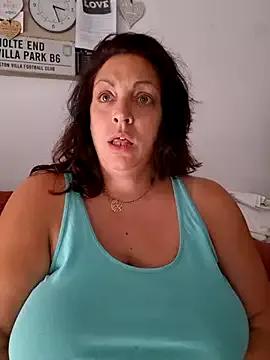 XSouthlondonNAUGHTYMILFXX from StripChat is Freechat