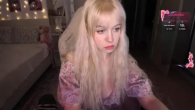 yourcutemouse from StripChat is Freechat