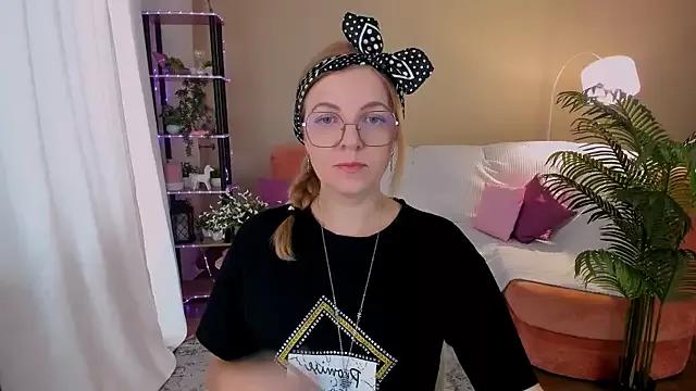 YourUniverser from StripChat is Freechat