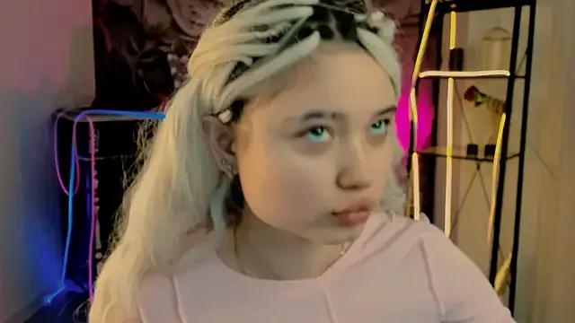 YunaLovesi from StripChat is Freechat