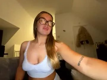 emelia_mae on Chaturbate