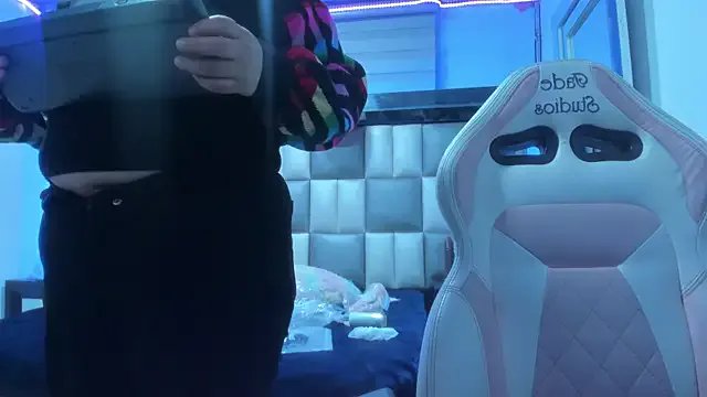 abbiecollins_js on StripChat 