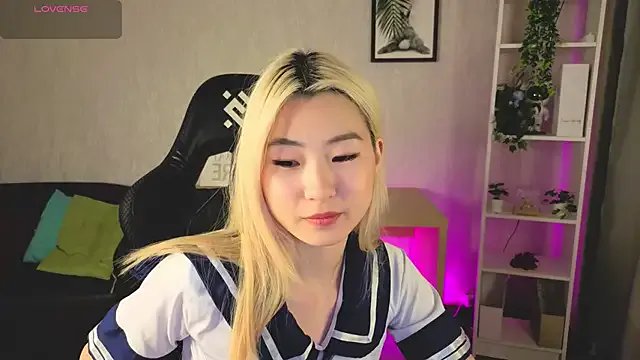 Aisi_18 on StripChat