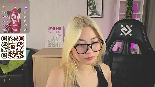 Aisi_18 — flash boobs