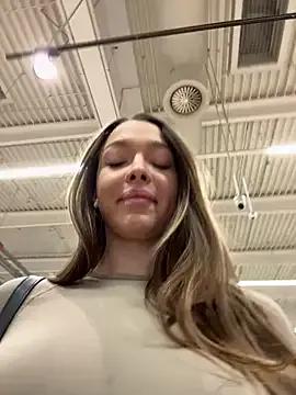 barbiehumpxxx — Play with naked tits on aisle 60 sec