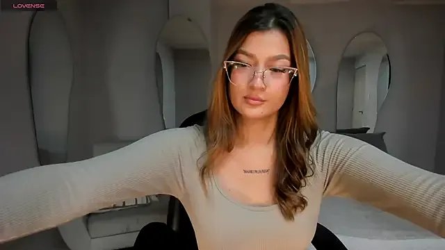 BellaThompsonX on StripChat