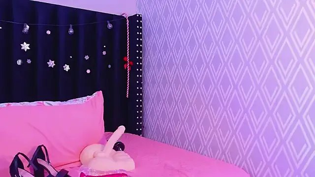 cutepetitee on StripChat