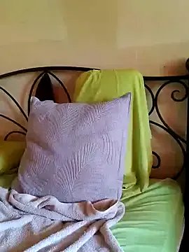 emiliemilf — Topless dehors