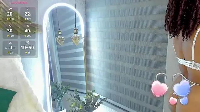 EmmaFerrary on StripChat 