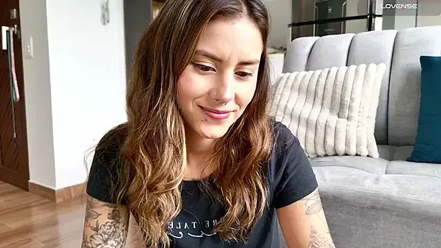 Emmy_petit on StripChat 