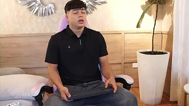 Ethan_occonor on StripChat