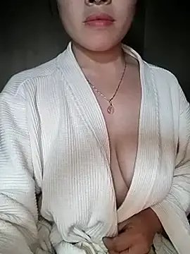 Hani-i — Show bare breasts 