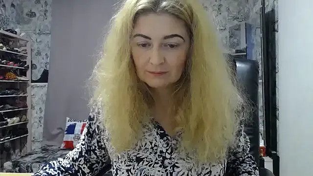 Helen1974 on StripChat