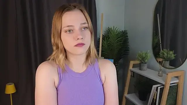 HollieCollelo on StripChat 