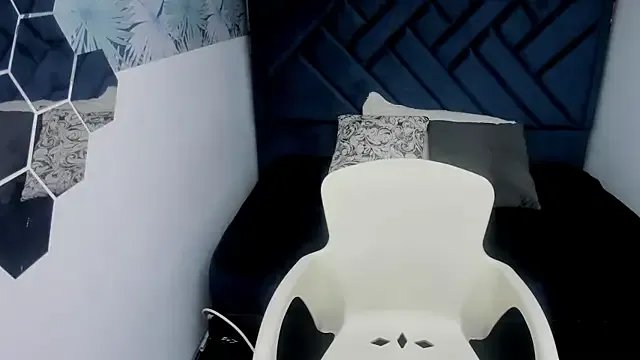 Kiara_Fox__ on StripChat