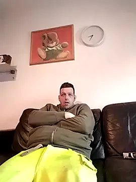 Knuffelstaaff123 on StripChat